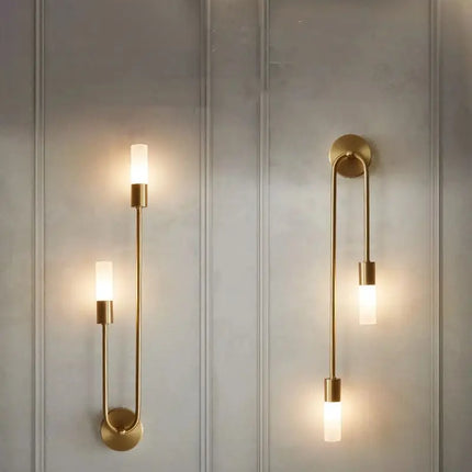 Applique murale nordique en cuivre dans un salon scandinave