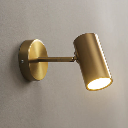 Applique murale LED nordique réglable allumée dans un salon moderne