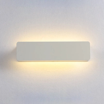 Applique murale LED orientable éclairant un salon moderne