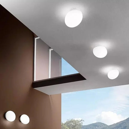 Applique murale LED sphérique allumée diffusant une lumière douce