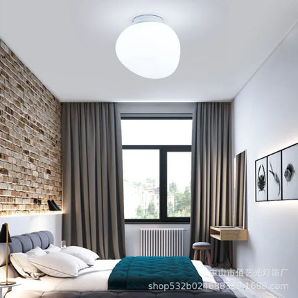 Applique murale LED sphérique dans une chambre scandinave