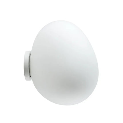 Applique murale LED sphérique le long d'un couloir épuré