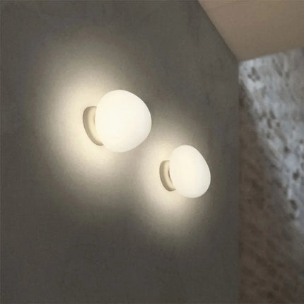 Applique murale LED sphérique posée dans un salon contemporain