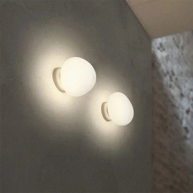 Applique murale LED sphérique posée dans un salon contemporain