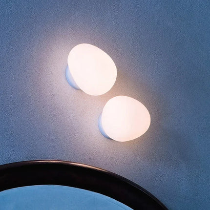 Applique murale LED sphérique en verre opalin blanc et métal