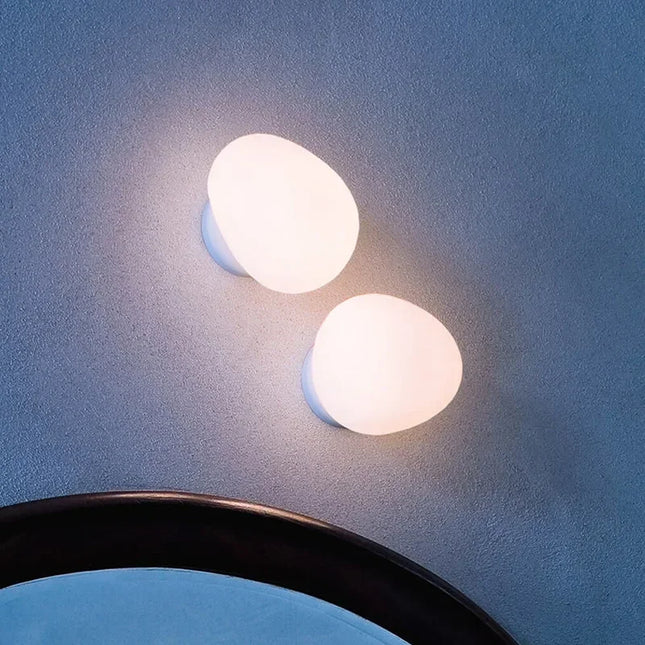 Applique murale LED sphérique en verre opalin blanc et métal