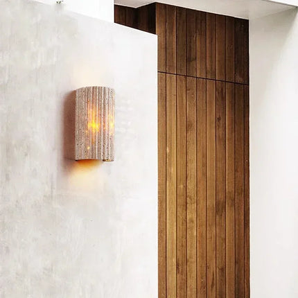 Applique murale LED travertin jaune allumée diffusant une lumière chaude