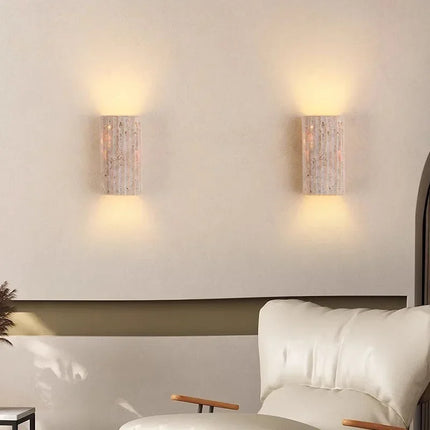 Applique murale LED travertin jaune dans une chambre apaisante