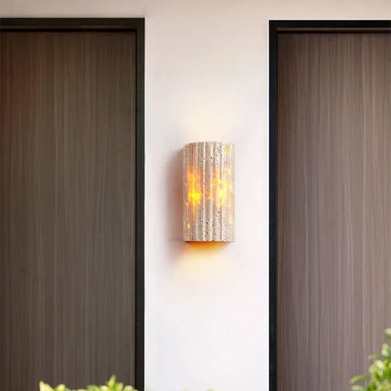 Applique murale LED travertin jaune le long d'un couloir épuré