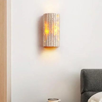 Détail des veines du travertin jaune de l'applique murale LED