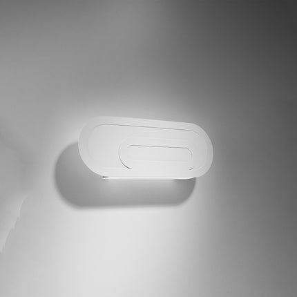 Applique Ligne Pure blanche allumee au mur, halo lumineux doux diffuse en haut et en bas
