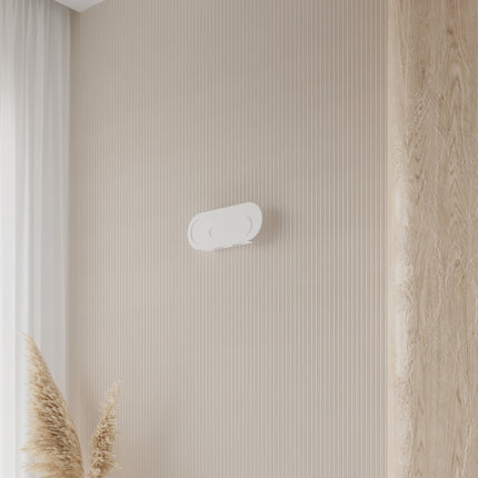 Applique murale blanche Ligne Pure sur mur cannele beige, ambiance nordique epuree