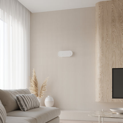 Applique Ligne Pure blanche dans un salon japandi aux tons beige, mur cannele et bois clair