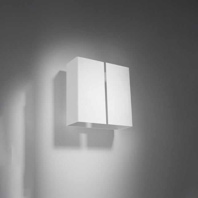 Applique murale Linea blanche carrée en acier dans un salon contemporain