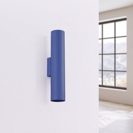 Applique Murale Long Cylindre bleu outremer, vue en situation sur fond clair
