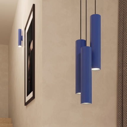 Applique Murale Long Cylindre bleu outremer dans une entrée contemporaine