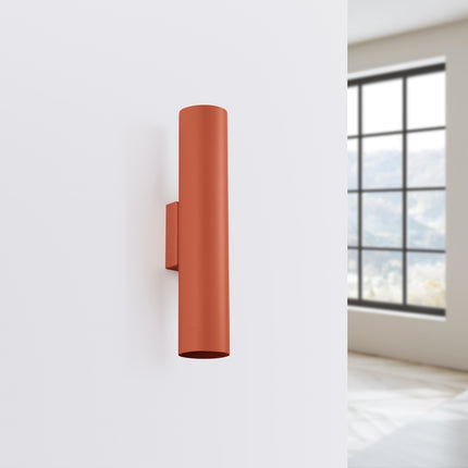 Applique Murale Long Cylindre Rouge Ocre en Acier, vue en situation