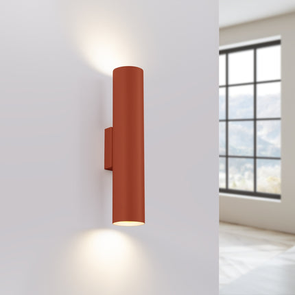 Applique Murale Long Cylindre Rouge Ocre en Acier, lumière allumée