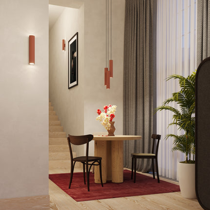 Applique Murale Long Cylindre Rouge Ocre en Acier, mise en situation 2