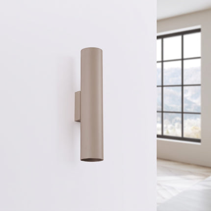 Applique Murale Long Cylindre taupe, vue en situation sur fond clair