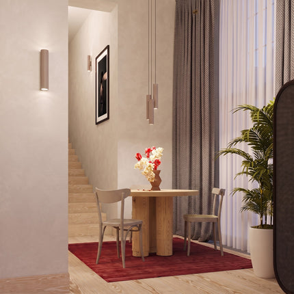 Applique Murale Long Cylindre taupe près d'une tête de lit