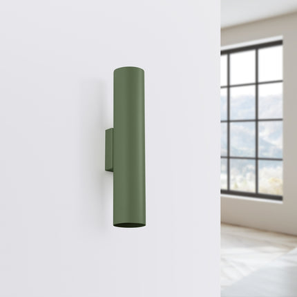 Applique Murale Long Cylindre Vert Olive en Acier, vue en situation