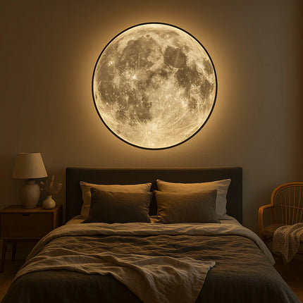 Applique murale lune LED en lumière blanc chaud au-dessus d'un lit en chambre