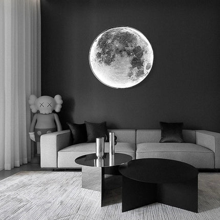 Applique murale lune LED allumée sur un mur anthracite dans un salon design