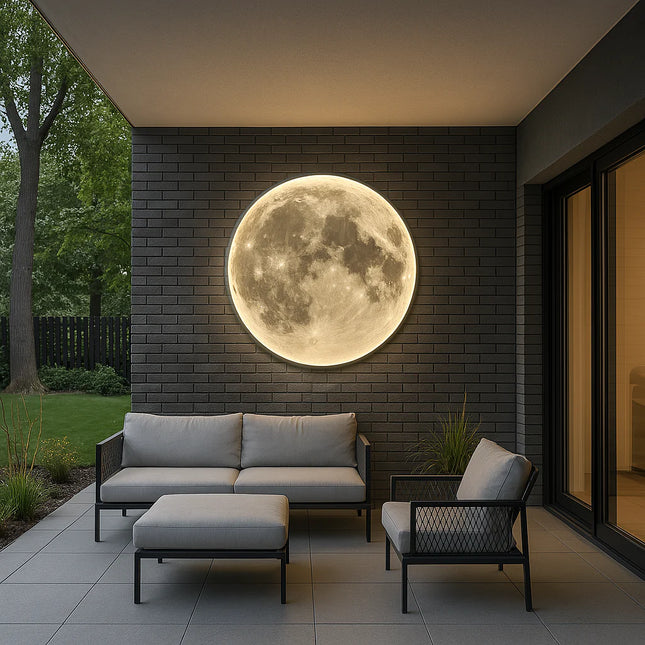 Applique murale lune LED allumée sur une terrasse couverte au mur de brique