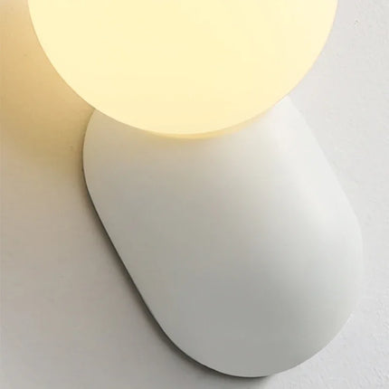 Applique murale macaron diffusant une lumière douce dans une chambre