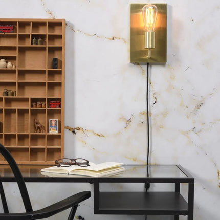 Applique murale Madrid en fer doré brossé au-dessus d'un bureau, ampoule filament allumée diffusant une lumière chaude