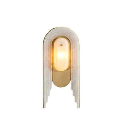 Applique murale en marbre et cuivre doré, forme arche à gradins avec diffuseur en verre dépoli allumé