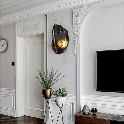 Applique murale verticale en marbre doré dans une chambre raffinée