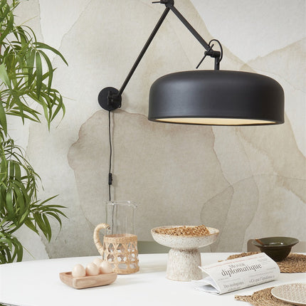 Applique murale Marseille en fer noir au dessus d'une table, bras articulé et large abat-jour