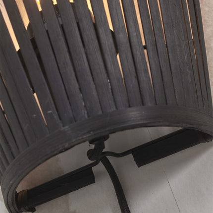 Gros plan sur le support de fixation murale en fer noir de l'applique Merapi, avec le câble textile attaché