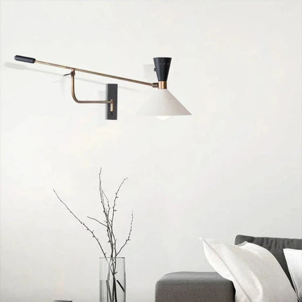 Applique murale nordique bras orientable au-dessus d'un bureau