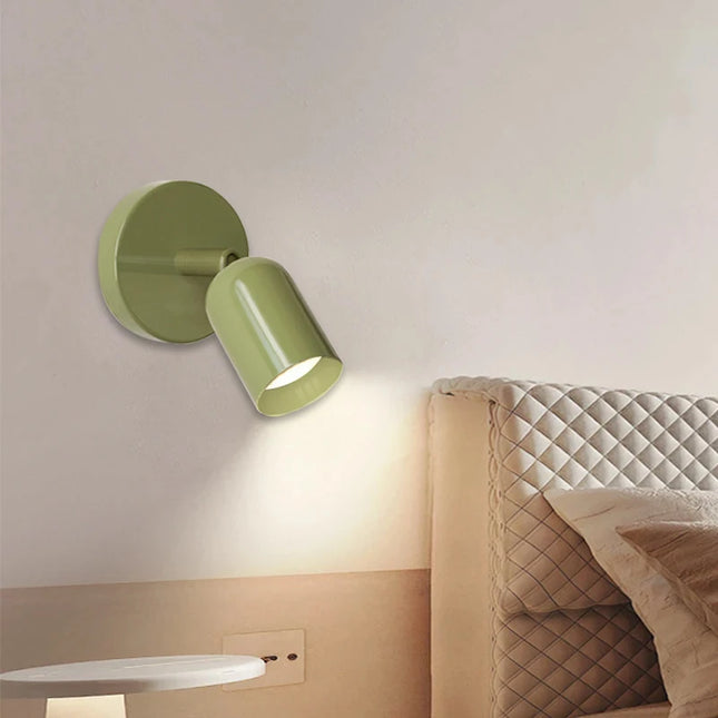 Applique murale nordique colorée à abat-jour orientable dans une chambre