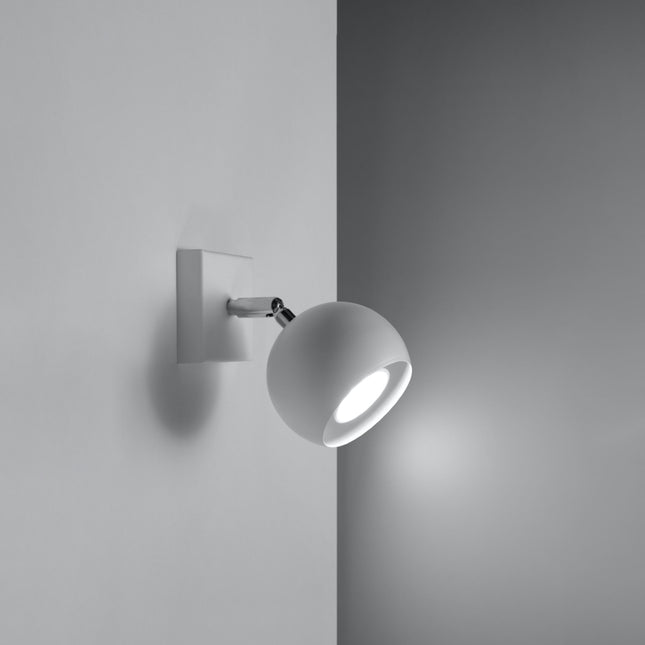 Applique murale oculaire spot orientable blanche installée dans une pièce lumineuse