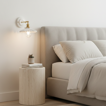 Applique murale en céramique plissée au-dessus d une table de chevet dans une chambre nordique, lumière chaude tamisée