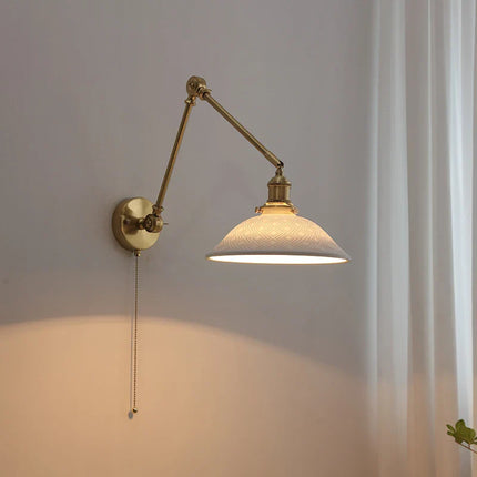 Applique murale orientable en laiton, bras articulé et abat-jour céramique diffusant une lumière douce
