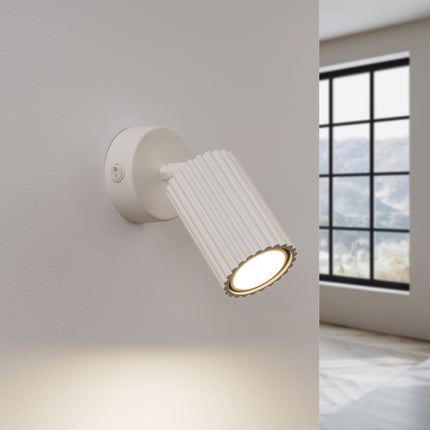 Applique murale orientable Oslo avec interrupteur beige, lumière allumée