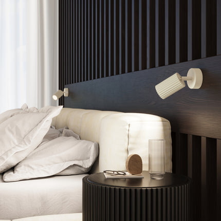 Applique murale orientable Oslo avec interrupteur beige, au-dessus d'un plan de travail