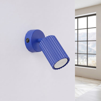 Applique Murale Orientable Oslo avec Interrupteur en Aluminium Cannelé Bleu Outremer, vue en situation