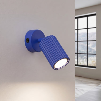 Applique Murale Orientable Oslo avec Interrupteur en Aluminium Cannelé Bleu Outremer, lumière allumée