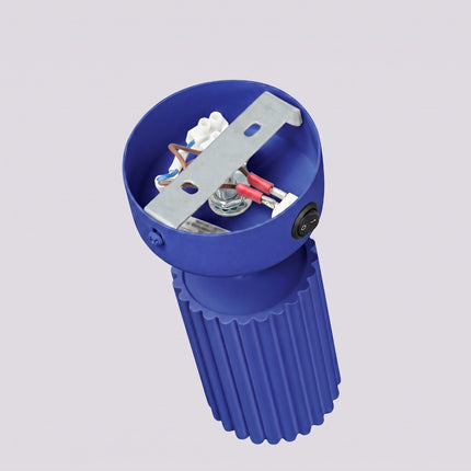 Applique Murale Orientable Oslo avec Interrupteur en Aluminium Cannelé Bleu Outremer, vue sur fond coloré