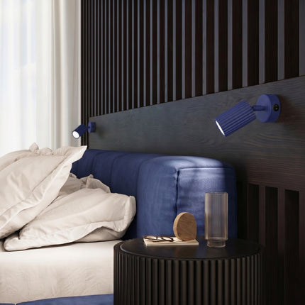 Applique Murale Orientable Oslo avec Interrupteur en Aluminium Cannelé Bleu Outremer, mise en situation 3
