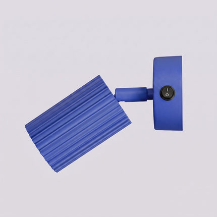 Applique Murale Orientable Oslo avec Interrupteur en Aluminium Cannelé Bleu Outremer, vue de détail
