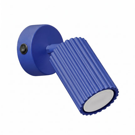 Applique Murale Orientable Oslo avec Interrupteur en Aluminium Cannelé Bleu Outremer, packshot sur fond blanc