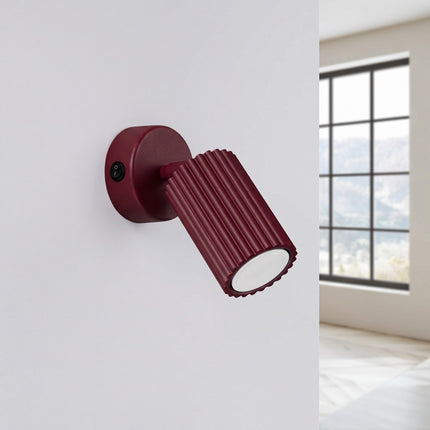 Applique Murale Orientable Oslo avec Interrupteur en Aluminium Cannelé Bordeaux, vue en situation