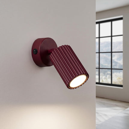 Applique Murale Orientable Oslo avec Interrupteur en Aluminium Cannelé Bordeaux, lumière allumée